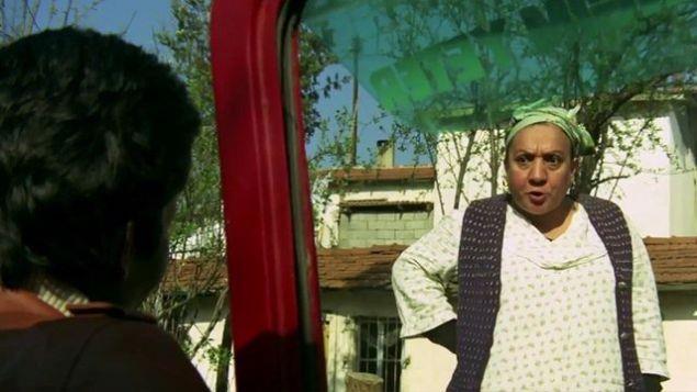 Kamera as deiince Adile Nait'in banda barts olduu grlyor.