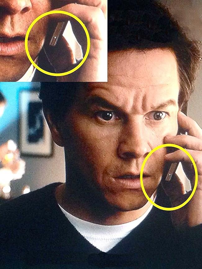 Ted-    Ana karakter John telefonu ters tutarak konuuyor ama bu onun iletiim kurmasn engellemiyor.