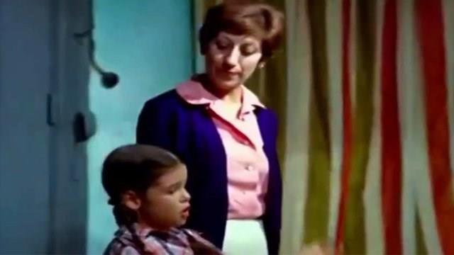 Glah Kk Anne    1976 yapm filmde Ayen Gruda eve girdii zaman arka aynadan yansyan kameraman kadraja giriyor.