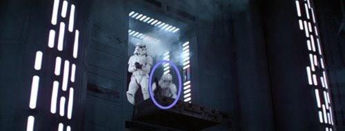 Bu arada sadaki stormtrooper dengesini kaybederek dyor.