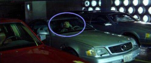 Otomobil patlamadan nce aracn iindeki kukla gzkyor.