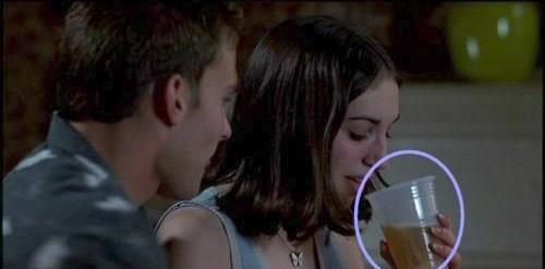 Bardak bir sonraki sahnede effaf oluyor.