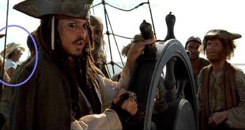 Karayip Korsanlar: Siyah nci'nin Laneti  -  Arkada ekim ekibinden biri gzkyor.