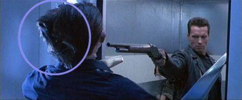 Silah atelenmeden kafada delik alyor.