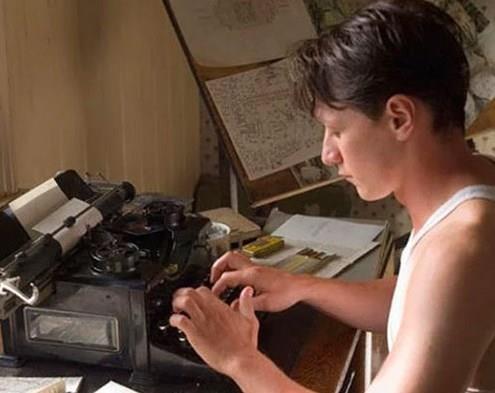 Kefaret (Atonement)  -  Filmde Robbie, nl La Bohme kaydn dinliyor. Dinledii kayt 1956'da kt. Sahnenin getii zaman ise 1930'lard.