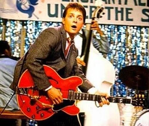 Gelecee Dn  -  Marty'nin ald gitar Gibson ES-335'ti. Bu gitar modeli 1958 ylnda kt. Sz konusu sahne 1955 ylnda geiyordu.