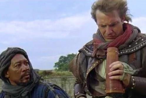 Robin Hood: Hrszlar Prensi  -  Robin'in arkada Azeem ona bir teleskop gsteriyor. Film 1194'te geiyor; teleskop, 17. yzyln balarnda icat edildi.