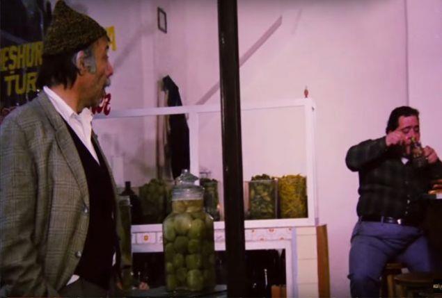 'Neeli Gnler' filminde turu dkkannda geen sahnede turu kavanozlarnn arasnda bir set alannn eli grnyor.