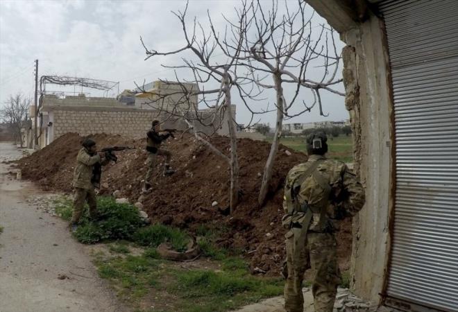 SO'nun temizlenen binalara girerek kontrol etme anlarnn yan sra etkisiz hale getirilen terristlerin cesetleri de grntlerde yer ald.