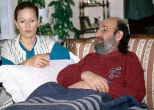 UURTAN SAYINER    Dizinin en renkli karakterlerden biri olan ve srekli pencereden " Benim adm Cemil" diye baran Uurtan Sayner u anda zor durumda. Dizi bittikten sonra i bulamayan ve ailesi tarafndan terk edilen Sayner, 'Kk Esnaf' filmiyle geri dnd