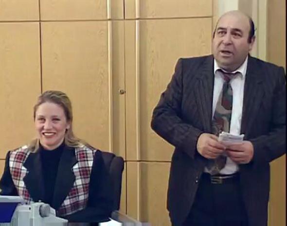 ERDN DNER    Dizinin merakl muhasebe mdr Ergun'u canlandran Erdin Diner'in diziden sonra hayat kolay olmad. Uzun sre isiz kald. Diner, siroz hastal nedeniyle yaamn yitirdi.