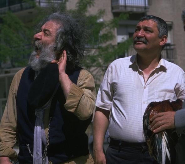 AYTON SERT    1997 ylnda bir beyin ameliyat esnasnda kaybettiimiz sanat, dizide Davut Usta'nn dkknna kma malzeme tayan, el arabal bir gariban canlandrmt.