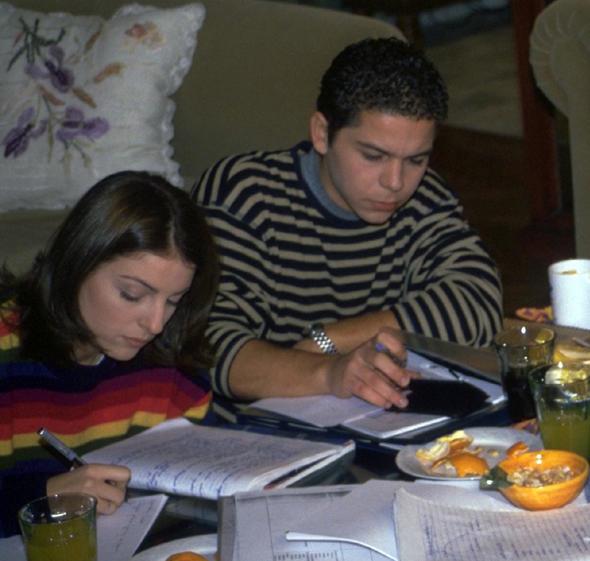 ZGE ZBERK    Dizide uzun sre Ali'nin bir dargn bir bark yaad szls Zeynep'i canlandran zge zberk, daha sonra BKM'ye dahil oldu. emberimde Gl Oya dizisiyle yldz parlayan, zberk, Cem Ylmaz'n senaryosunu yazd AROG VE GORA filmlerinde rol ald.