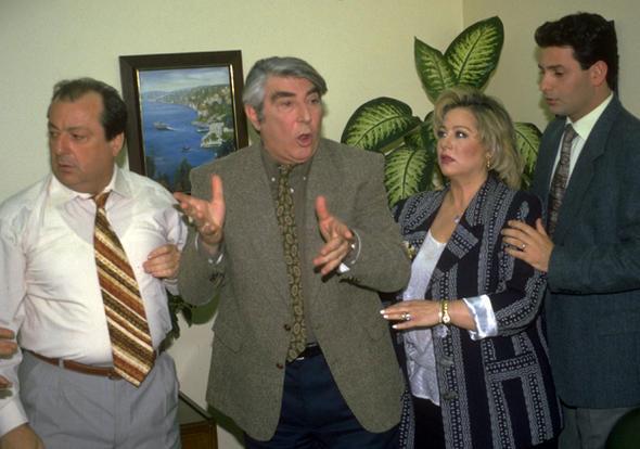 ERDAL ZYACILAR    Dizide kr'y canlandran Erdal zyaclar, ayn karakterle anlmak istemedii iin roln Sava Dinel'e devretmiti.