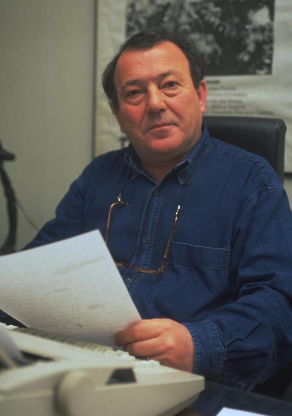 UMUR BUGAY    On  yl aralksz devam eden efsane dizi 'Bizimkiler' ile 'Trk TV'lerinde en uzun sre devam eden dizi' rekorunu kran Umur Bugay'n ileri ok iyi gitmedi. Bugay'n son dizisi 'len', ilk blmn ardndan yayndan kaldrld. Dizinin mrnn sadece bir blm olmasna kzan nl yapmc da meslei brakt.