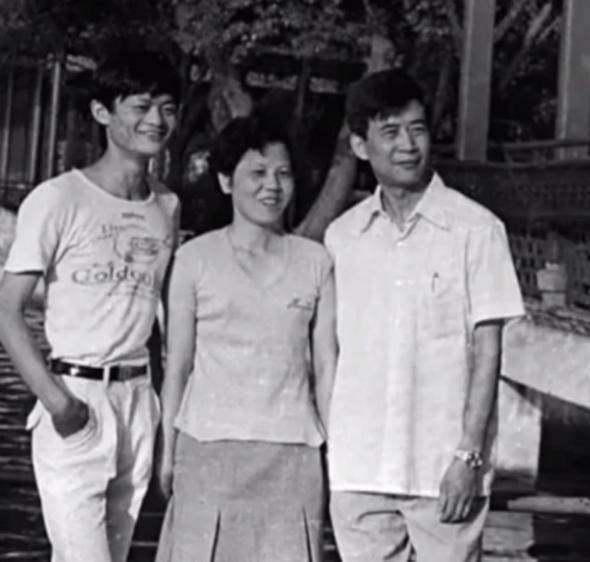 niversiteye girmek istediinde, 3 baarsz denemeden sonra en sonunda retmenlik enstitsne girmeyi baard.