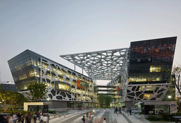 Ma tarafndan 100 bin dolarlk sermaye ile kurulan Alibaba.com'un bugn Alibaba Group ad altnda, ABD'den Gney Kore'ye, Hindistan'dan ngiltere'ye yaklak 80 lkede 20 binin zerinde alan ve 10 binden fazla i orta bulunuyor.