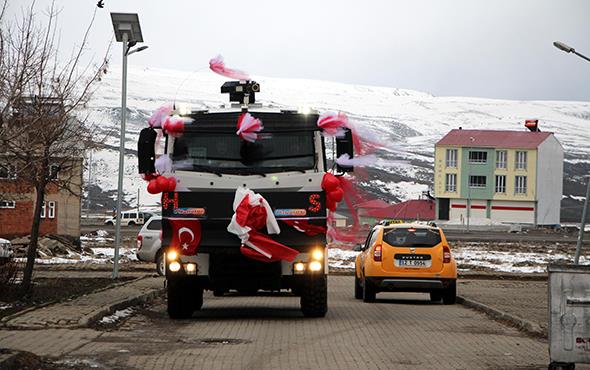 Bingl'n Karlova le Emniyet Mdrl'nde grevli polis memuru Hseyin Ertop ile Karlova Anadolu mam Hatip Ortaokulu Mdr Yardmcs Glden Sla elik'in dnnde gelin arabas olarak, Toplumsal Olaylara Mdahale Arac (TOMA) kullanld.