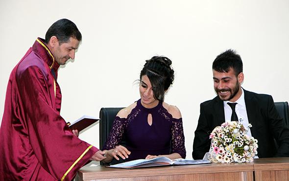 Polis memuru Hseyin Ertop ve retmen Glden Sla elik'in dnnde TOMA, gelin arabas gibi sslenerek sirenlerle ar merkezinde tur att. ifti mutlu gnnde yalnz brakmayan Karlova Emniyet Mdrl'nde grevli polisler ise dn konvoyuna zrhl aralarla elik etti.