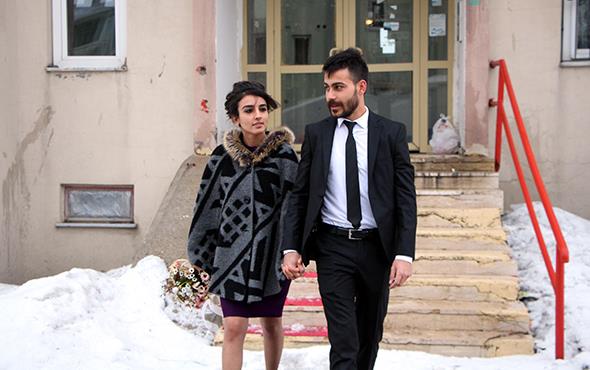 Siren sesleri arasnda ile merkezinde gezen dn konvoyu, vatandalardan ilgi grd. Karlova Belediyesi'nde nikh kylan ift, bol bol fotoraf ektirdi.