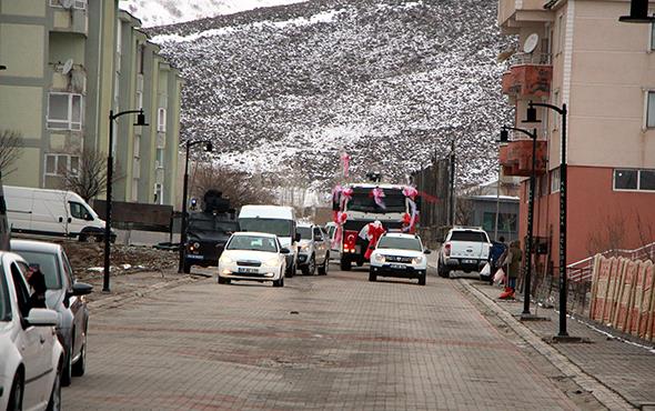 TOMA'y gelin arabas yapma kararn ei Glden Sla elik ile birlikte aldklarn belirten damat Hseyin Ertop, "Aslnda her ne kadar TOMA toplumsal olaylara mdahalle ettii iin pek iyi izlenim brakmasa da, mdahale sonras birok lml olayn nne geiyor. Biz de eim ile birlikte aldmz kararla, toplumun gznde TOMA'ya iyi bir imaj vermek iin ve mesleimi ok sevdiim iin nikhmza TOMA'yla gitmeyi tercih ettik. nk TOMA akmz kadar byk bir neme sahip. Bu yzden tercih ettik" dedi.