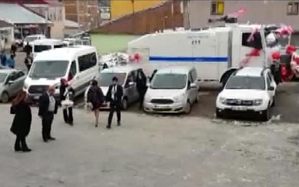 Siren sesleri arasnda ile merkezinde gezen dn konvoyu, vatandalardan ilgi grd. Karlova Belediyesi'nde nikh kylan ift, bol bol fotoraf ektirdi.