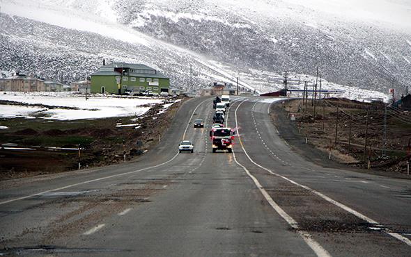 Bingl'n Karlova le Emniyet Mdrl'nde grevli polis memuru Hseyin Ertop ile Karlova Anadolu mam Hatip Ortaokulu Mdr Yardmcs Glden Sla elik'in dnnde gelin arabas olarak, Toplumsal Olaylara Mdahale Arac (TOMA) kullanld.