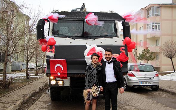 Siren sesleri arasnda ile merkezinde gezen dn konvoyu, vatandalardan ilgi grd. Karlova Belediyesi'nde nikh kylan ift, bol bol fotoraf ektirdi.