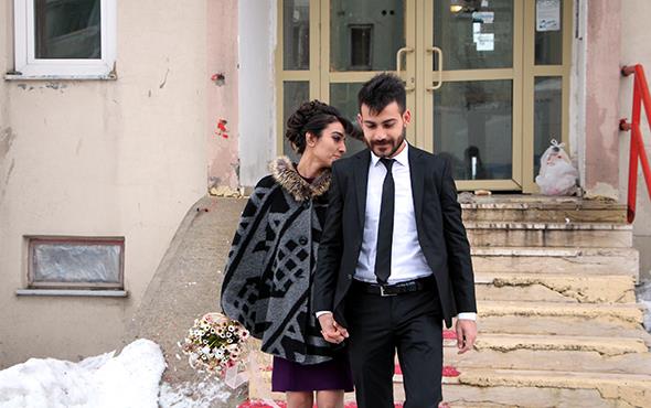 Polis memuru Hseyin Ertop ve retmen Glden Sla elik'in dnnde TOMA, gelin arabas gibi sslenerek sirenlerle ar merkezinde tur att. ifti mutlu gnnde yalnz brakmayan Karlova Emniyet Mdrl'nde grevli polisler ise dn konvoyuna zrhl aralarla elik etti.