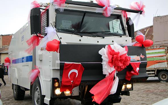 TOMA'y gelin arabas yapma kararn ei Glden Sla elik ile birlikte aldklarn belirten damat Hseyin Ertop, "Aslnda her ne kadar TOMA toplumsal olaylara mdahalle ettii iin pek iyi izlenim brakmasa da, mdahale sonras birok lml olayn nne geiyor. Biz de eim ile birlikte aldmz kararla, toplumun gznde TOMA'ya iyi bir imaj vermek iin ve mesleimi ok sevdiim iin nikhmza TOMA'yla gitmeyi tercih ettik. nk TOMA akmz kadar byk bir neme sahip. Bu yzden tercih ettik" dedi.