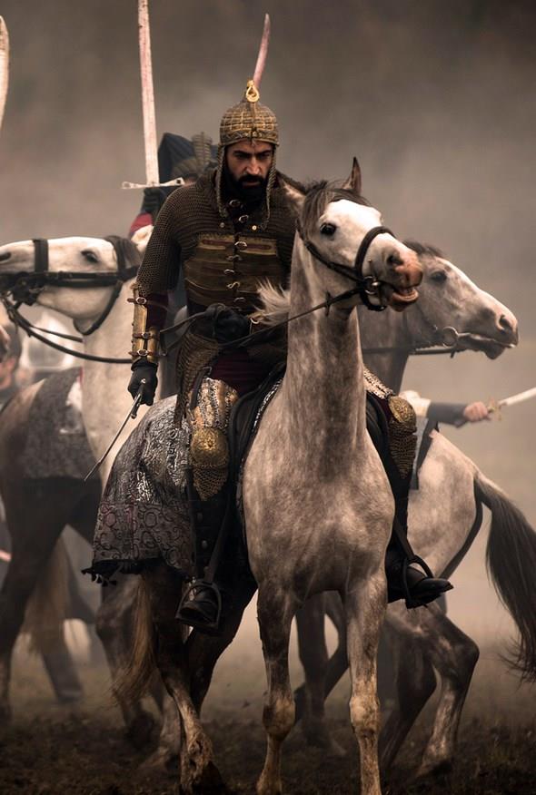 Tantm filminde mirzalolu&#8217;nun canlandrd Sultan Mehmed Han, sava meydannda grlyor.