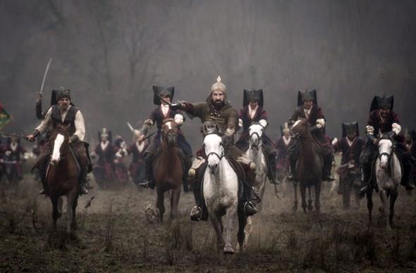 &#8220;Ben Mehmed Han... Mehmed&#8217;lerin ikincisi. Atam Osmangazi, babam Murad Han. Dodum. Yaamaz dediler. Yaadm. Sultan olamaz dediler. Oldum. O ehri alamaz dediler!&#8221;
