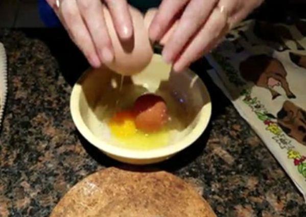 ok allmadk bu tablonun biyolojik adan bir aklamas vard elbette. Yumurta anomalisi olarak adlandrlan bu durum. Tavuun reme kanalna birden fazla yumurta sars brakmasndan kaynaklanan bir durum.