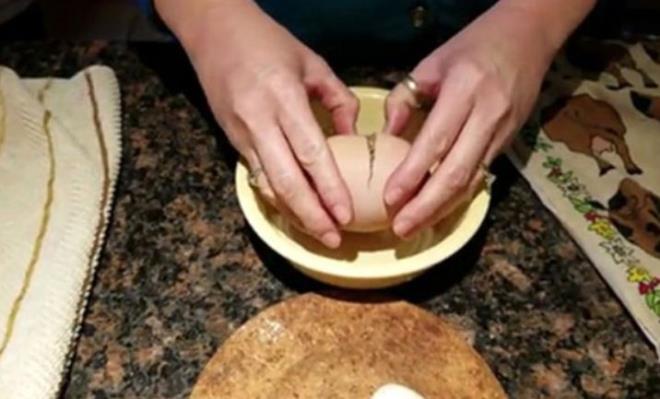 Herkes devasa yumurtann iinden bir yavru kmasn bekliyordu. Ancak yle olmad...Yumartann sahibi yumurtay krdnda iinden normal boyutlarda bir yumurta daha kt. stelik kusursuz bir ekle ve kvama sahipti.