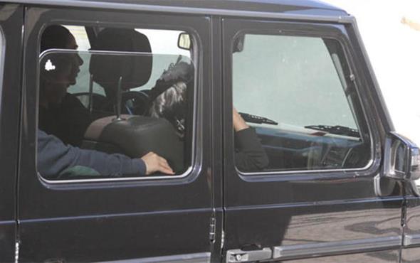 Arda Turan ksa bir sre nce, uzun sredir birlikte olduu bir dargn bir bark olduu sevgilisi Aslhan Doan ile barm ve srpriz bir ekilde evlenme teklifi etmiti. Evlilik sorularna da Trkiye'nin uan savata olduunu ve bu halde dn olmayacan sylemiti.