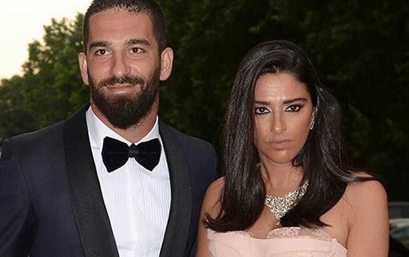 Arda Turan, "lkemiz ve askerlerimiz byk mcadele veriyor. Sava varken dn olmaz" demiti. Basnda yer alan haberlere gre, Arda Turan ile Aslhan Doan geen hafta aile arasnda yaplan sade bir trenle nian yzklerini takmt.