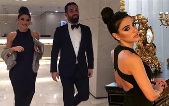 Milli futbolcu Arda Turan, Aslhan Doan ile Beykoz ubuklu&#8217;daki Vadi Konaklar&#8217;nda yaplan sade bir nikah treni ile dnya evine girdi. Turan&#8217;n akam saatlerindeki nikah trenine Cumhurbakan Recep Tayyip Erdoan ile ei Emine Erdoan&#8217;n da katld. Erdoan, nikahn yapld ubuklu&#8217;daki konaklara sivil plakal aralarla giri yapt.