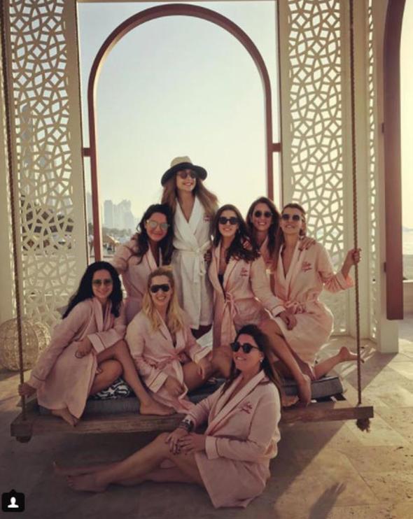 Birleik Arap Emirlikleri'nden Trkiye'ye gelen bir zel uak ran'n bakenti Tahran'n gneyinde dt. Uakta bulunan 2'si kadn pilot, 1'i hostes, 8'i yolcu 11 kiinin hayatn kaybettii bildirildi.