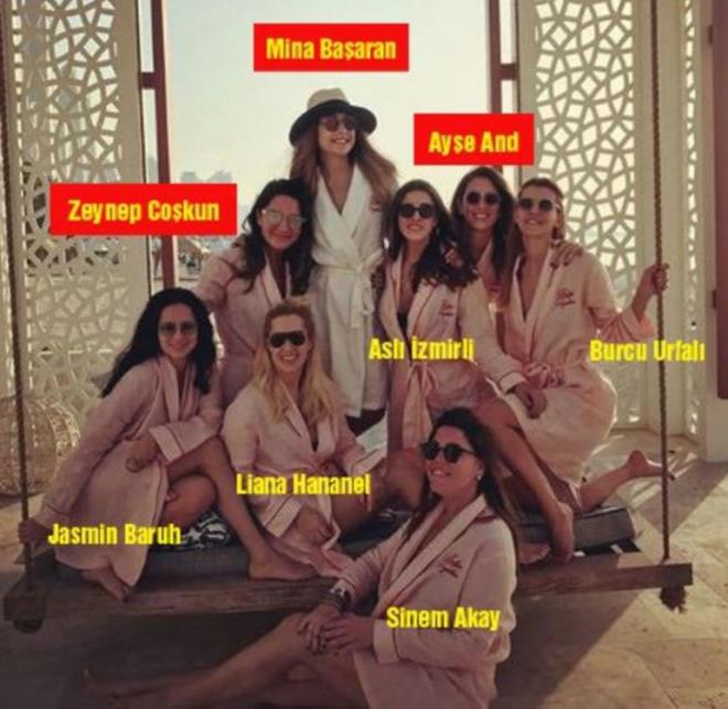 Mina Baaran, uak kazasndan 1 gn nce sosyal medya hesabndan bu fotoraf paylamt... Fotorafta u isimler yer alyor: Mina Baaran, Zeynep Cokun, Aye And, Burcu Urfal, Asl zmirli, Liana Hananel, Jasmin Baruh ve Sinem Akay.