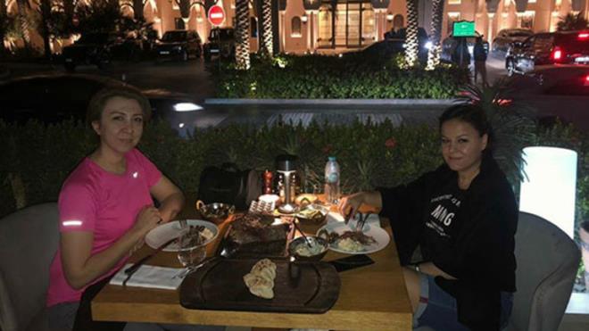 Kabin memuru Eda Uslu, sosyal medya hesabnda geen cuma gn Kaptan pilot Melike Kuvvet ile akam yemeinde ektirdii fotoraf paylamt.