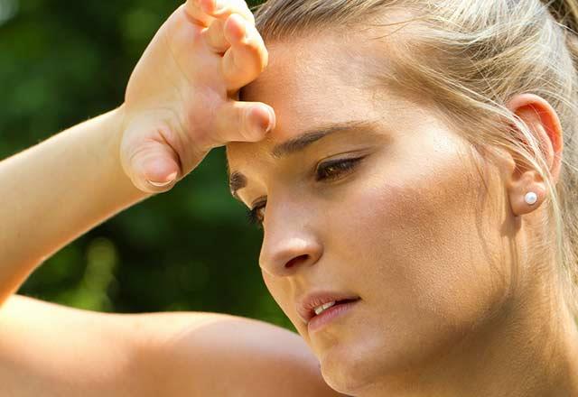 3-Kafanz ar terliyorsa:<p>      Ba boyun evrenizde birden bire balayan ve sosyal rahatszla neden olan terlemeyi hafife almayarak mutlaka doktor kontrolne gidin. nk bu terlemenin sebebivcutta scakln artmasn neden olan D vitamini eksiklii olabilir.