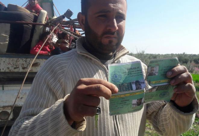 KMLKLERMZ ALIP PKK KMLKLER VERDLER AMA KATIK: Afrin kuzeyinden karak Kygbie'ye getiklerini belirten Muhammed Neccar, YPG&#8217;lilerin rejim tarafndan verilen kimliklere el koyarak kendilerine ait kimlikler verdii ifade ederek, "Rejimin verdikleri kimliklere el koyarak bizlere kendi hazrladklar kimlikleri verdiler. Srf Afrin&#8217;den kamamz nlemek iin olduka sk tuttular bizi. Ancak biz zor da olsa katk geldik" dedi.