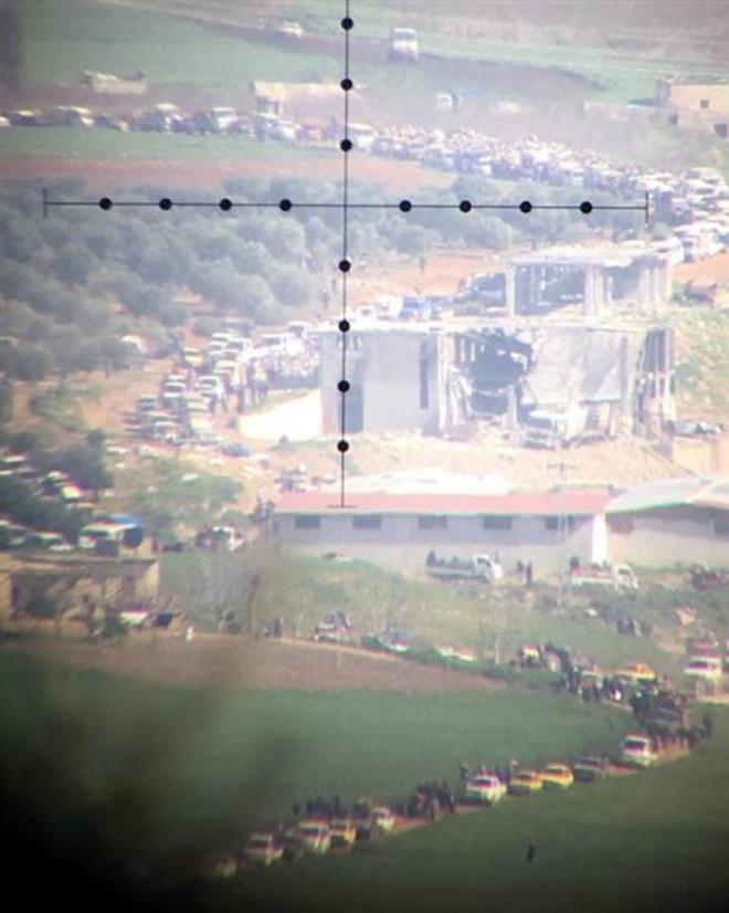 ESED ADAM BAI 1000 DOLAR ALIYOR: Esed rejimi, rgtn Afrin'den Frat Nehri tarafna gemesine izin verirken terrist bana yaklak bin dolar alyor. Bu arada rgt, Afrin merkezde hoparlrlerle "Trkiye yalan sylyor. Korkmayn. (Merkezin ilk savunma hatt) Kafr Cenne ve Ktme bizde. Brakmadk, brakmayacaz" anonslar yapyor.