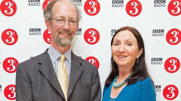 Yapt�klar� evlilikten �� �ocuklar� olan Wilde-Hawking �ifti, 1991’de, ��hret y�z�nden artan bask�lar, Hawking’in hastal���n�n �ok ilerlemi� olmas�n�n zorluklar� ve Hawking’in ilk tekerlekli sandalyesindeki konu�an bilgisayar�n tasar�mc�s� David Mason’�n kar�s� ve kendisinin bak�c�lar�ndan olan Elaine Mason ile ya�ad��� ili�ki sebebiyle ayr�ld�.