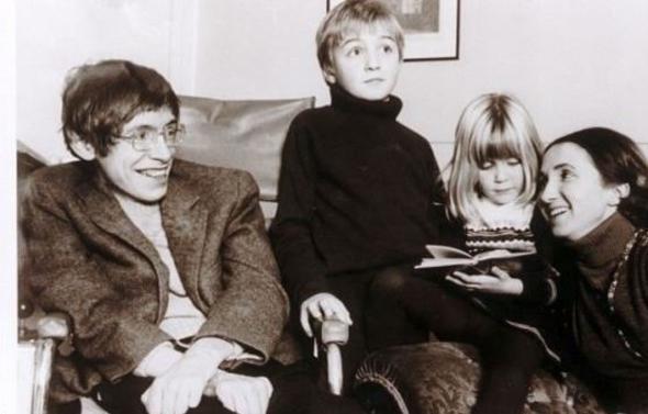 �ZEL HAYATI<p>    Stephen Hawking'in ya�am� da d�nya bas�n�n�n s�rekli g�ndemindeydi. Hawking'in ilk evlili�i Jane Wilde ile oldu. Hen�z gen� birer �niversite ��rencisiyken tren istasyonunda tan��m��lard�. 1964'te Hawking'e, bir motor n�ron hastal��� olan ve tedavisi olmayan Amyotrofik Lateral Skleroz (ALS) te�hisi konuldu. 1965'te hastal��� ��renir ��renmez evlendiler. Jane Wilde, y�llar sonra bu karar�, "Stephen'�n ne kadar ya�ayaca��n� bilmiyorduk" diye a��klad�. Hawking de Jane ile evlili�ini "bir d�n�m noktas�" olarak ifade etti.