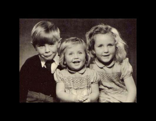 Hawking, 8 Ocak 1942 y�l�nda do�du. 8 ya��ndayken Londra'dan 20 mil uzaktaki St Albans'a gitti. 11 ya��nda St Albans okuluna kay�t oldu. Buradan mezun olduktan sonra babas�n�n eski okulu Oxford �niversitesi kolejine devam etti. Babas�n�n t�p �srar�na kar��n, o matemati�i seviyordu.