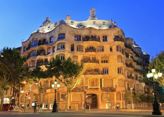 BARCELONA  Sanat adna en grkemli mekan ve eserleri Barcelona'da grebilirsiniz. Tapas barlaryla nl ehirde cebinizi tamamen boaltmadan sabaha kadar elenmek ve dnyann en nl mzik gruplarn dinleme ansn yakalayabilirsiniz.