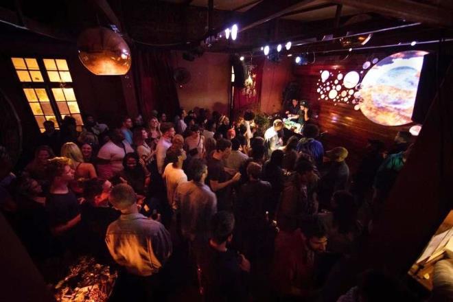 CAPE TOWN  Plajdan sonra serin bir du ve istikamet Jardine. Afrika mutfana dair en ilgin yemeklerin sunulduu restorandan knca bir sonraki duranz enfes kokteylleriyle ve gece hayatnn en k isimlerinin de aralarnda olduu Julep ya da Waiting Room.