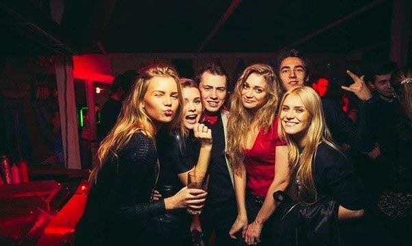 MOSKOVA  Kremlin Saray'na ev sahiplii yapan ehir son yllarn en ok milyarder turist eken ehirlerinden biri haline geldi. Zengin Rus kltrnn gkdelenler, votka ve gzel kadnlarla bir arada topland ehir ge saatlere kadar sren gece hayatyla da nl.