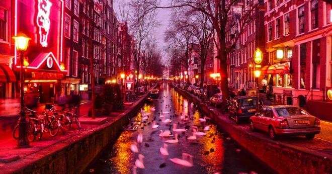 AMSTERDAM  Gece hayatnn kalbinin att Red Light District, kanalda yaplan bot turlar ve tabii ki bira imekten asla vazgemeyenlerin uramadan ehri terketmeyecei Heineken bira fabrikas Heineken Experience.
